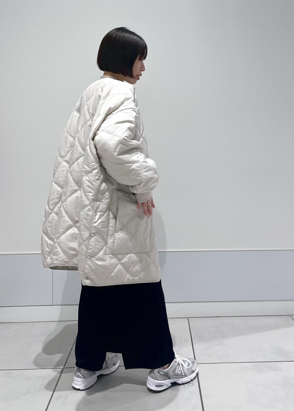 ブラック系のスカート、グレー系のブルゾン、ブラック系のTシャツ/カットソーを着用したレディースの秋コーディネートの3枚目の写真