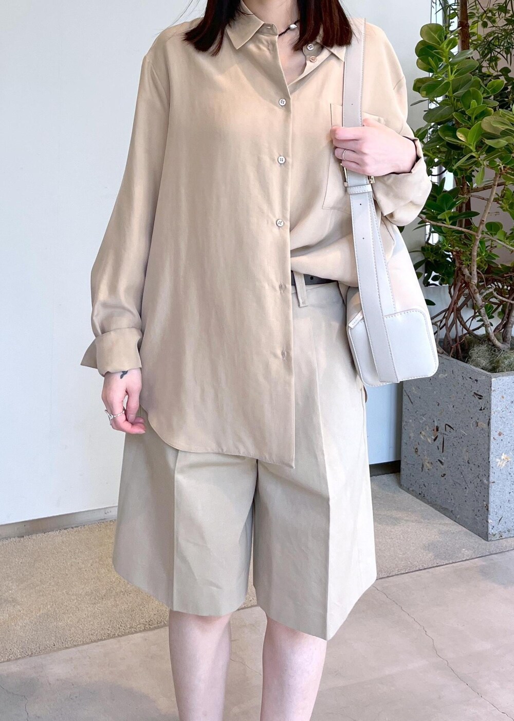 グレー系のショルダーバッグ、ベージュ系のその他パンツ、ベージュ系のシャツ/ブラウスを着用したレディースの春コーディネートの6枚目の写真