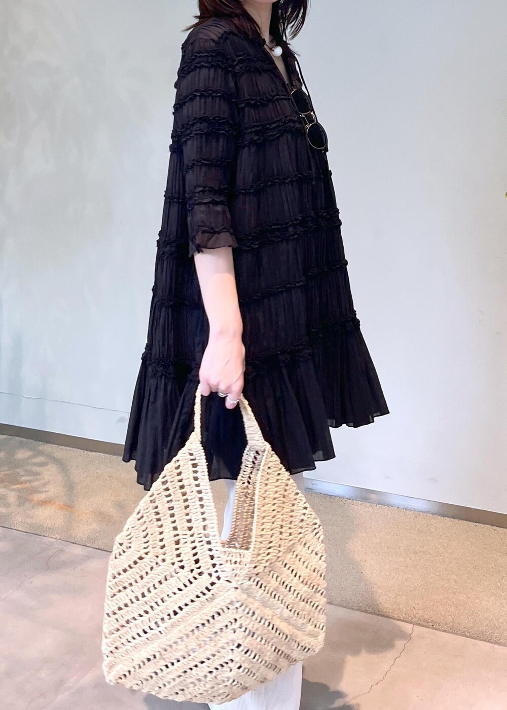 ベージュ系のその他パンツ、ホワイト系のかごバッグを着用したレディースの春コーディネートの5枚目の写真