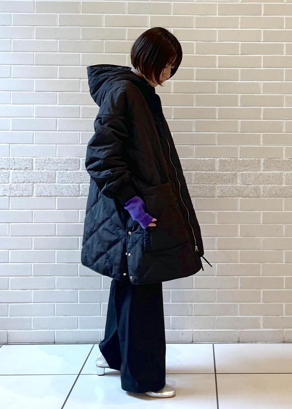 ブラック系のその他パンツ、ブラック系のブルゾン、シルバー系のパンプスを着用したレディースの秋コーディネートの2枚目の写真