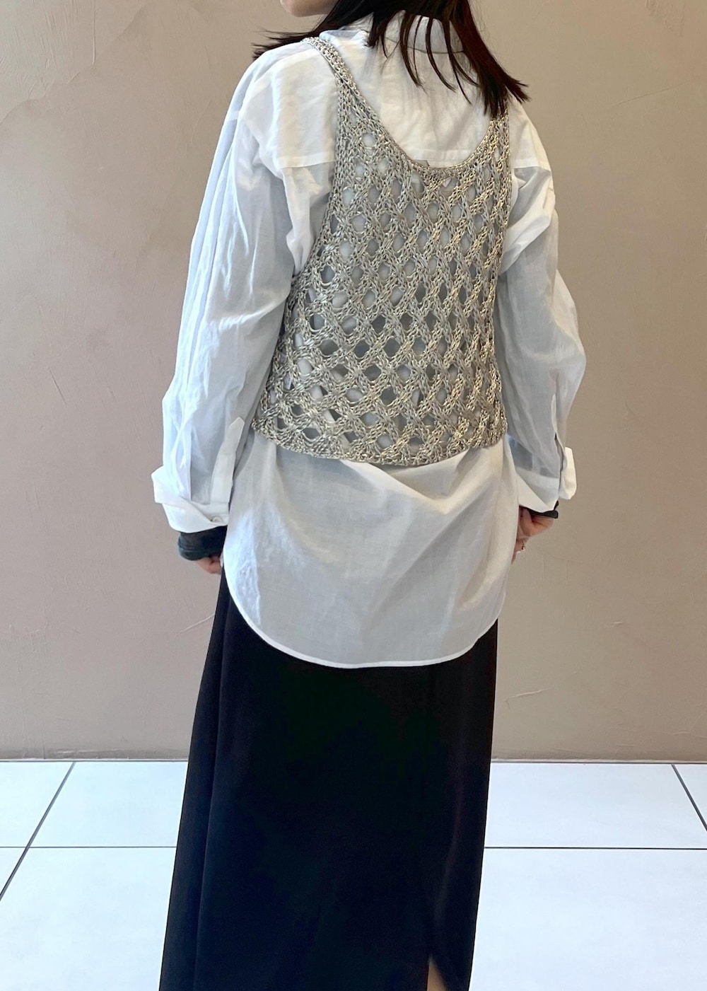 ブラック系のスカート、シルバー系のベスト、ホワイト系のシャツ/ブラウスを着用したレディースの秋コーディネートの6枚目の写真