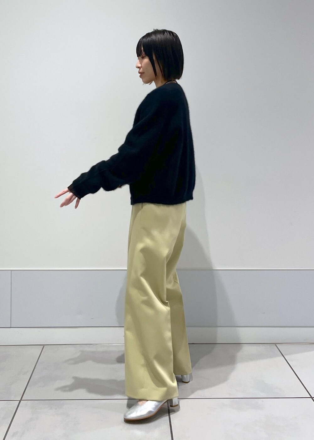 ブラック系のカーディガン/ボレロ、ホワイト系のTシャツ/カットソー、グリーン系のその他パンツを着用したレディースの秋コーディネートの2枚目の写真