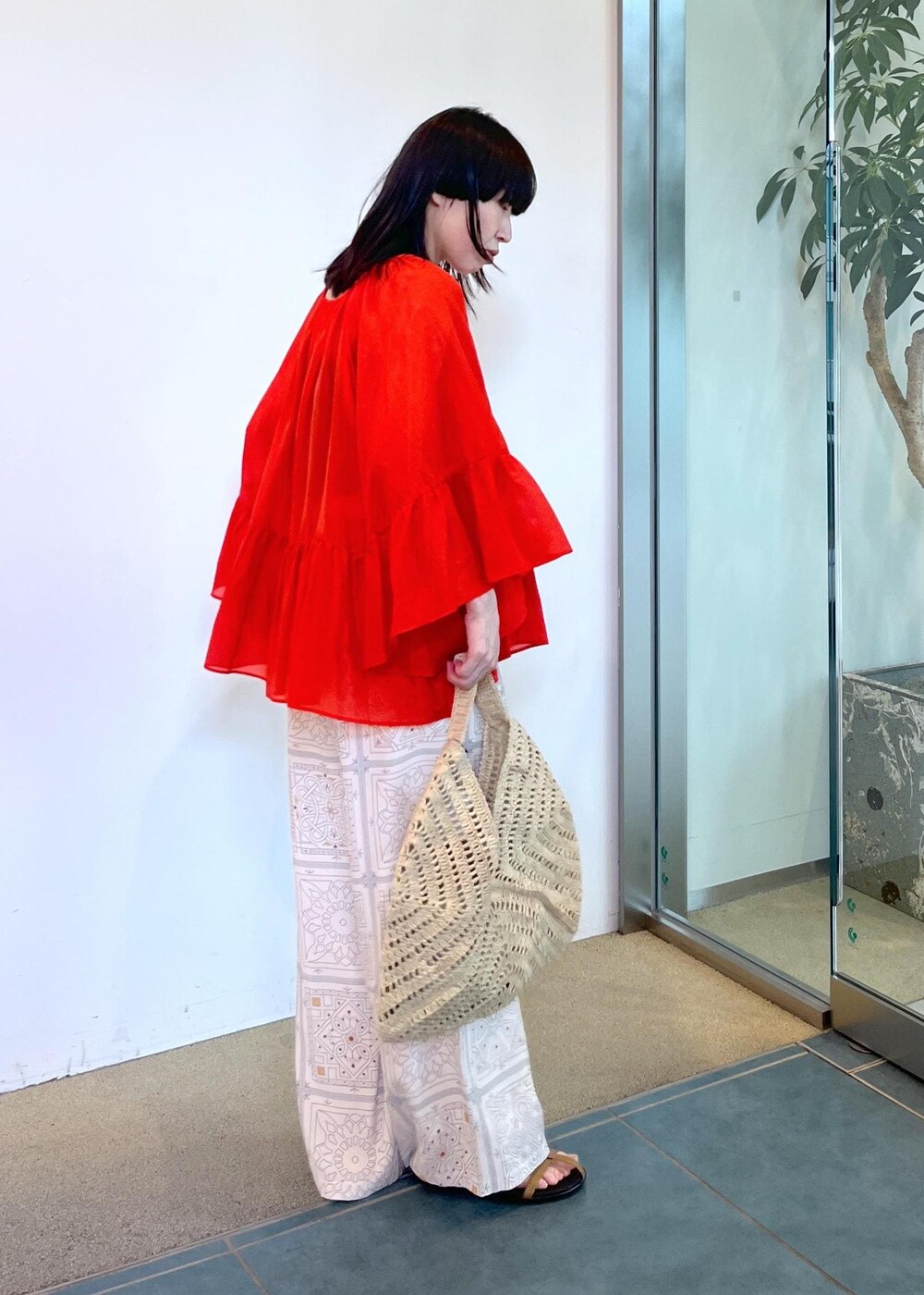 ベージュ系のサンダル、ホワイト系のかごバッグ、ベージュ系のその他パンツを着用したレディースの夏コーディネートの4枚目の写真