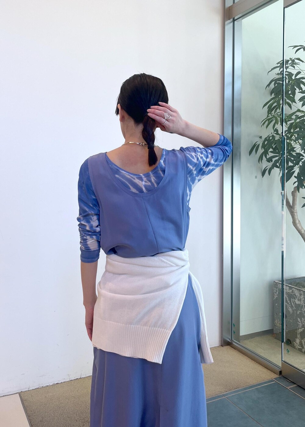 ブルー系のTシャツ/カットソー、ブルー系のワンピース、ホワイト系のカーディガン/ボレロを着用したレディースの春コーディネートの6枚目の写真