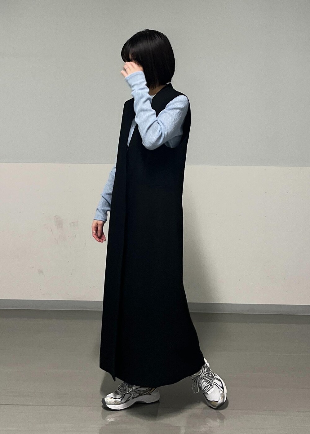 「ジレ、ワンピース、スニーカー、羽織、シアー、サロンアダムエロペ、SALON adam et ropé、低身長、骨格ナチュラル、イエベ、きれいめカジュアル、大人カジュアル、レイヤード、仕事着、通勤」｜「SALON adam et rope'の2WAYジレジャンパースカート（ジャンパースカート、ブラック系）」を使った、miku.さん（レディース・153cm）の冬コーディネートの4枚目の写真