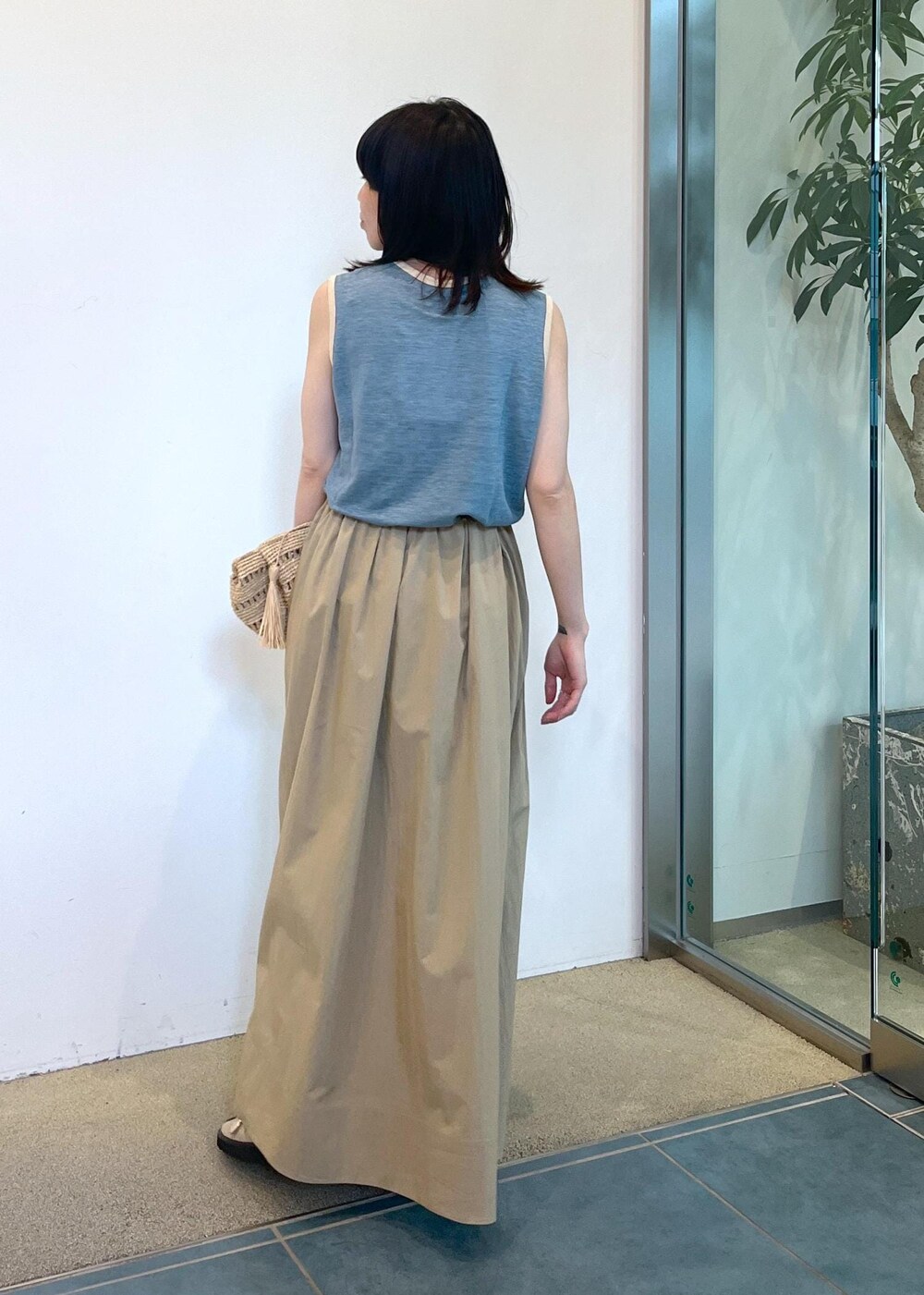 ベージュ系のサンダル、ベージュ系のスカートを着用したレディースの春コーディネートの4枚目の写真