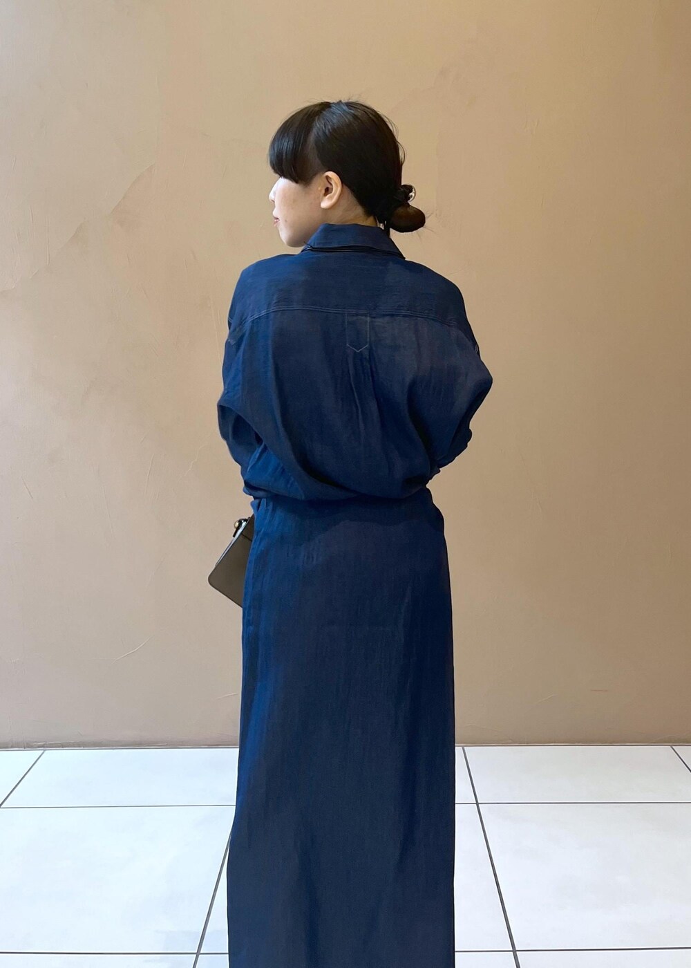 ブラウン系のショルダーバッグ、ベージュ系のパンプス、ブルー系のシャツ/ブラウスを着用したレディースの冬コーディネートの8枚目の写真