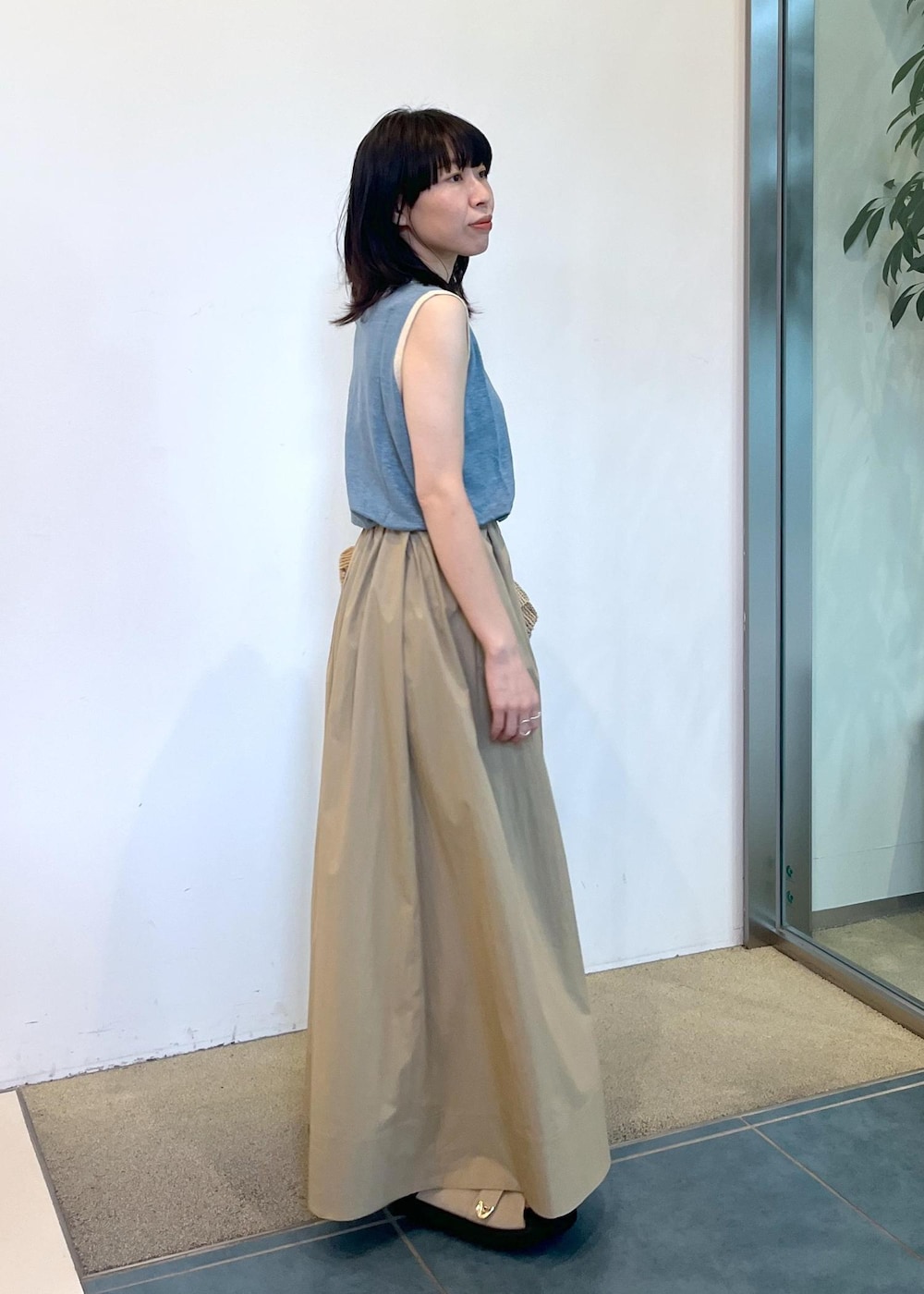 ベージュ系のサンダル、ベージュ系のスカートを着用したレディースの春コーディネートの2枚目の写真