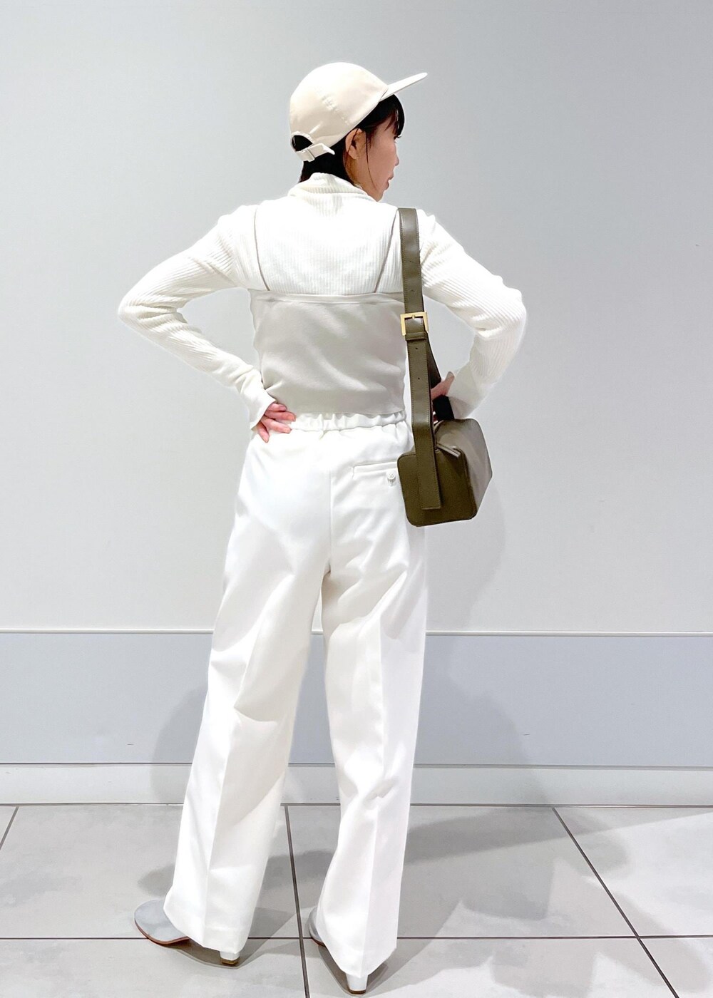 「ワイドパンツ、旅行、お出かけ、ハイネック、タートル、ニット、ビスチェ、バッグ、ミニバッグ、ショルダー、30代コーデ、ホワイト、キャップ、パール、低身長」｜「SALON adam et rope'のフェイクレザーキャップ（キャップ、ホワイト系）」を使った、miku.さん（レディース・153cm）の秋コーディネートの3枚目の写真