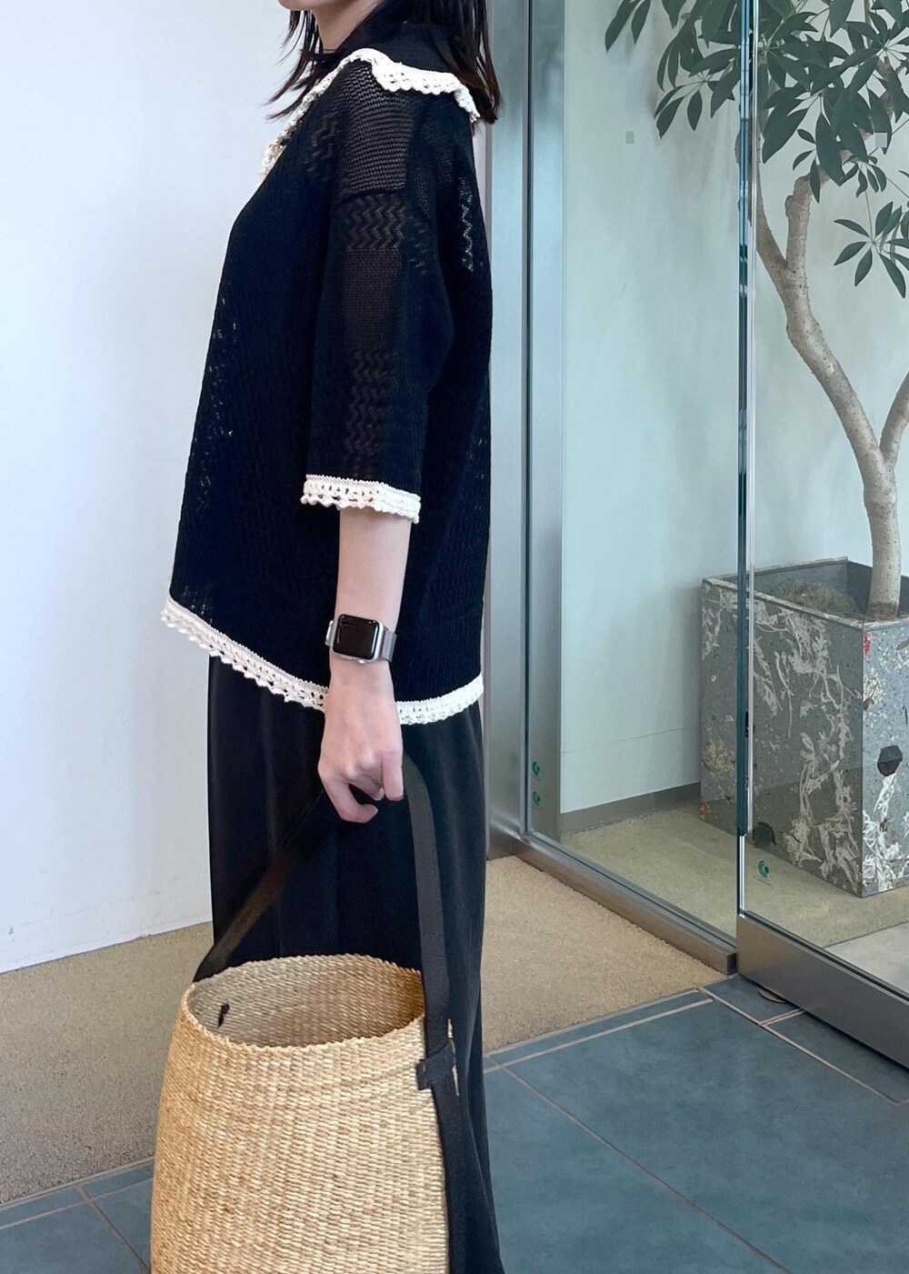 ブラック系のカーディガン/ボレロを着用したレディースの夏コーディネートの5枚目の写真