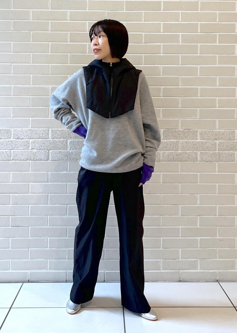 ブラック系のその他パンツ、ブラック系のブルゾン、シルバー系のパンプスを着用したレディースの秋コーディネートの4枚目の写真