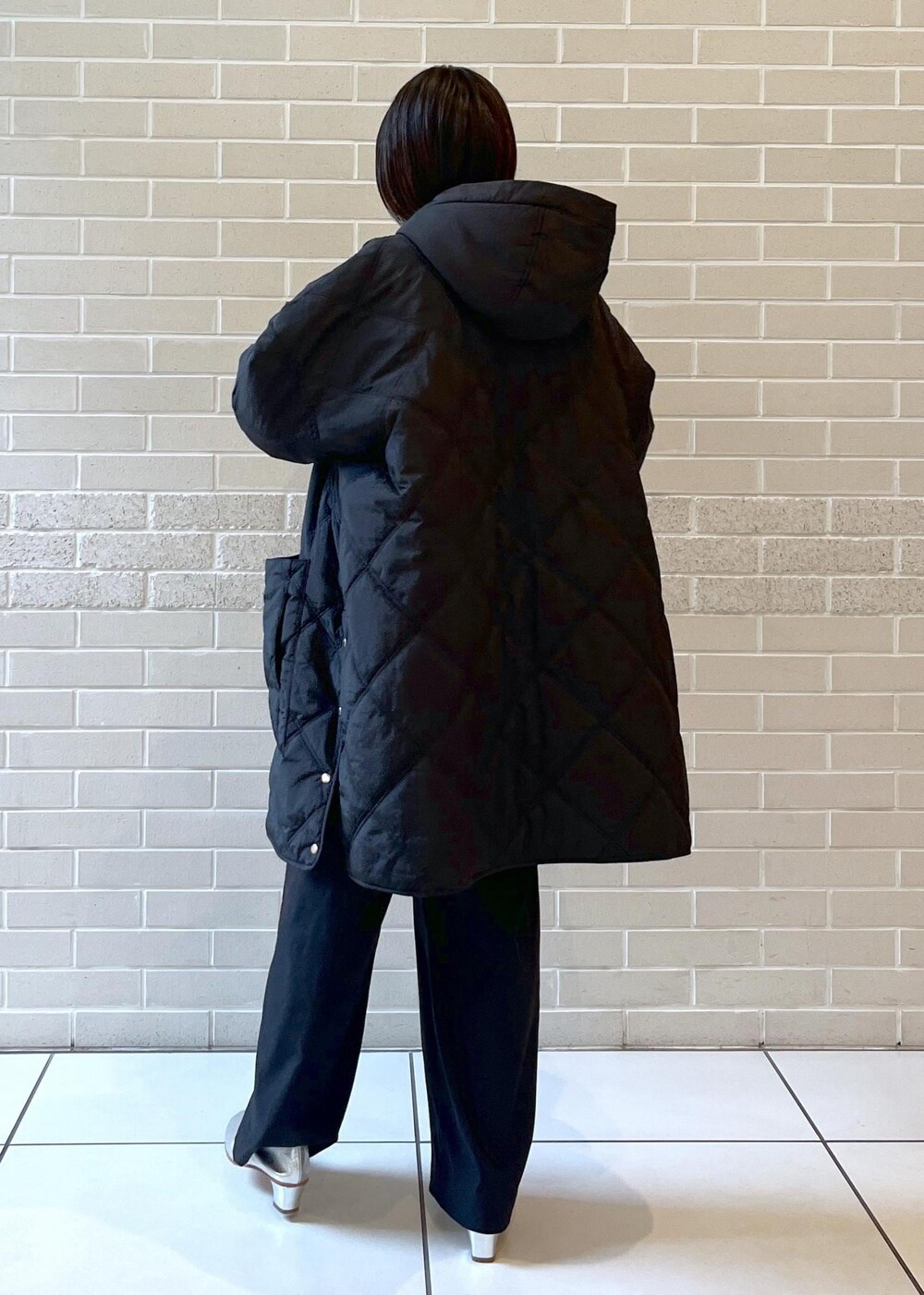 ブラック系のその他パンツ、ブラック系のブルゾン、シルバー系のパンプスを着用したレディースの秋コーディネートの3枚目の写真