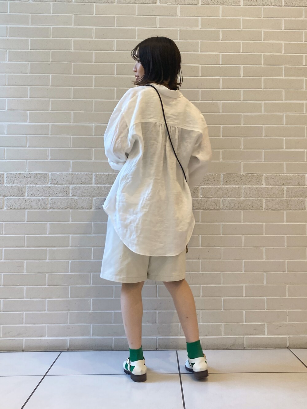 ホワイト系のシャツ/ブラウス、ホワイト系のデニムパンツ、ホワイト系のサンダルを着用したレディースの春コーディネートの2枚目の写真