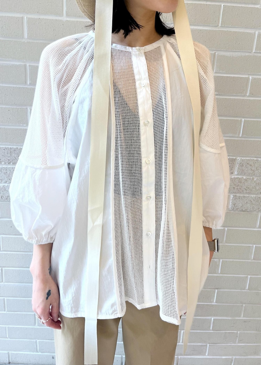 ベージュ系のその他パンツ、ホワイト系のシャツ/ブラウス、ホワイト系のハットを着用したレディースの夏コーディネートの4枚目の写真