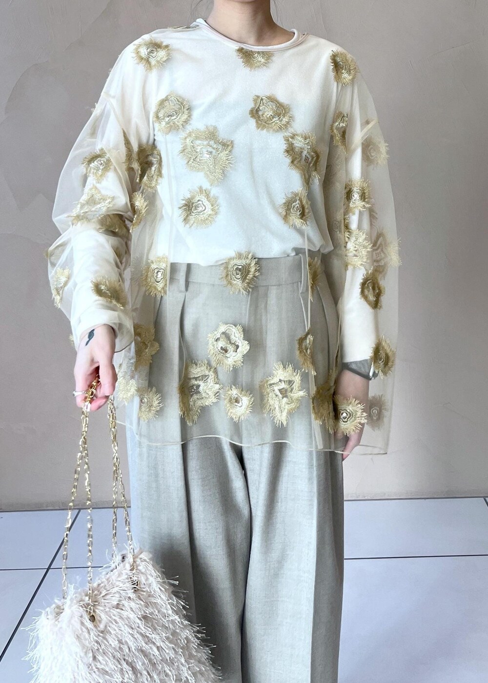 ゴールド系のTシャツ/カットソー、ホワイト系のTシャツ/カットソー、ベージュ系のスラックスを着用したレディースの冬コーディネートの5枚目の写真