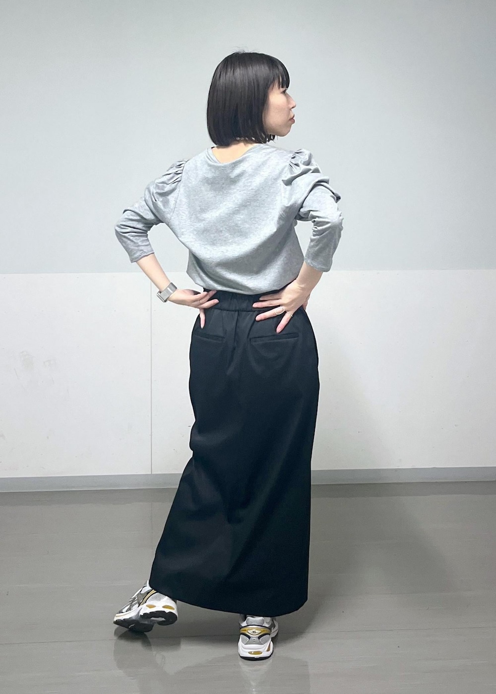 ブラック系のスカート、グレー系のTシャツ/カットソーを着用したレディースの春コーディネートの3枚目の写真