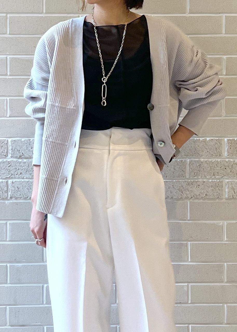 ブラック系のTシャツ/カットソー、ホワイト系のその他パンツ、グレー系のカーディガン/ボレロを着用したレディースの秋コーディネートの6枚目の写真