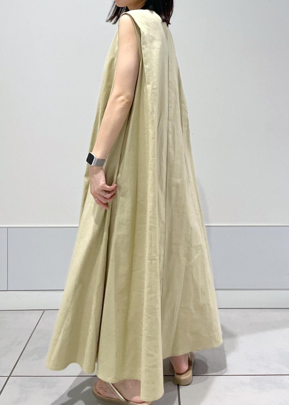 ベージュ系のサンダル、ホワイト系のカーディガン/ボレロを着用したレディースの夏コーディネートの2枚目の写真