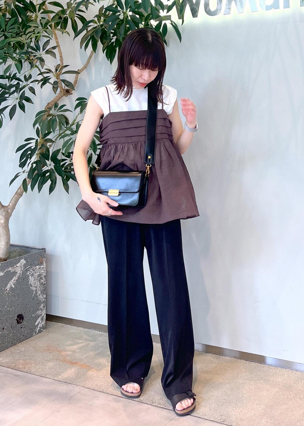 ホワイト系のTシャツ/カットソー、ブラウン系のキャミソール、ブラック系のショルダーバッグを着用したレディースの夏コーディネートの2枚目の写真