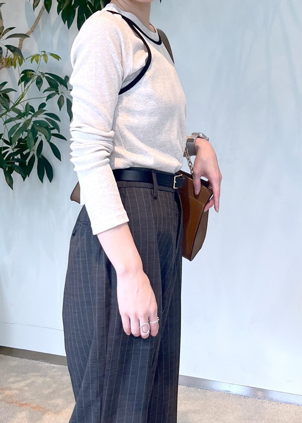 ブラウン系のショルダーバッグ、ベージュ系のタンクトップ、ベージュ系のTシャツ/カットソーを着用したレディースの夏コーディネートの6枚目の写真