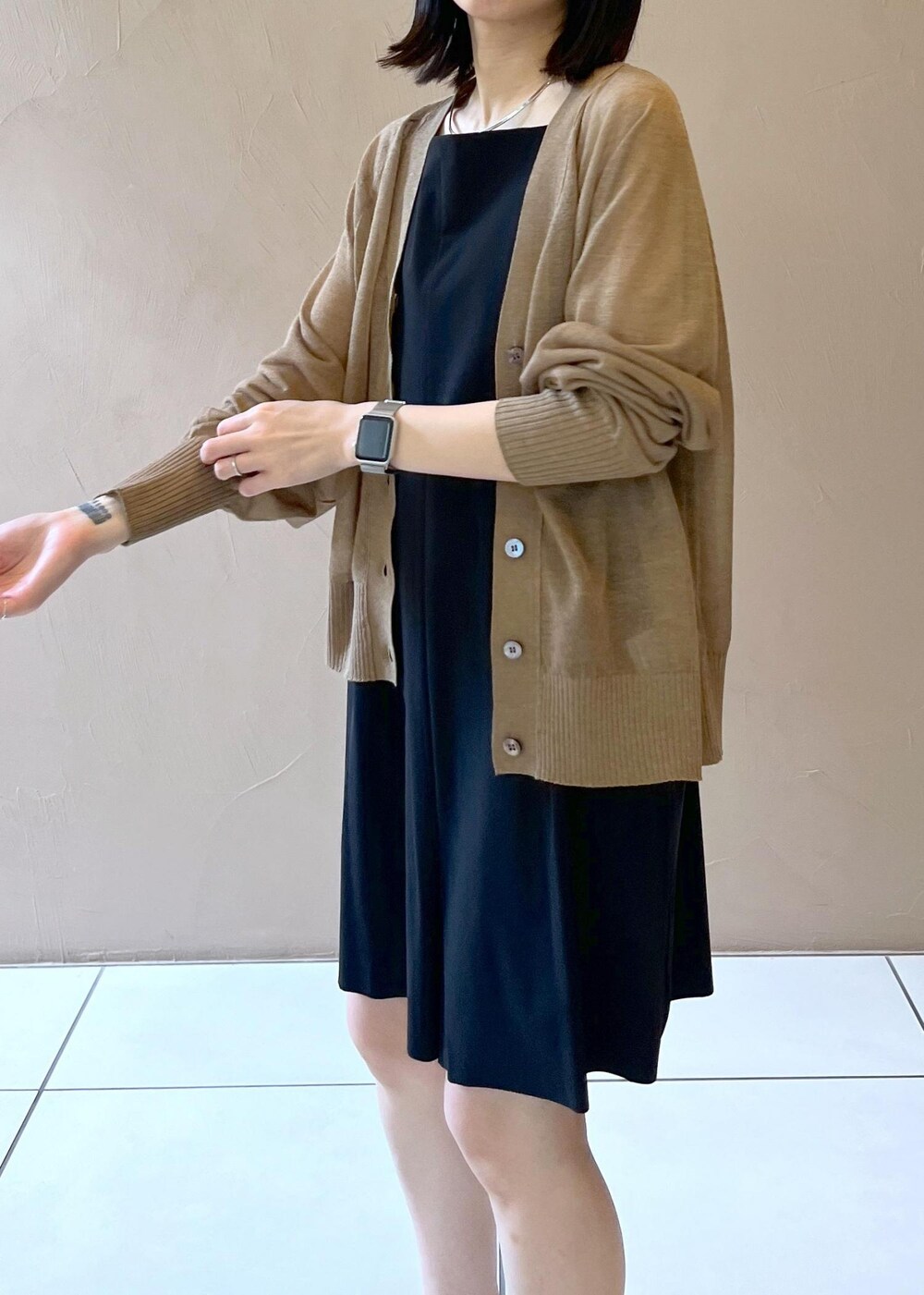 「水着、ラッシュガード、お出かけ、旅行、シアー、カーディガン、羽織、夏、リラックス、ビルケン、サンダル、BIRKENSTOCK、サロンアダムエロペ、SALON adam et ropé、24SS夏の新作」｜「SALON adam et rope'の【Water Side】【UVカット(UPF50+)】ラッシュガードオールインワン（ラッシュガード、ブラック系）」を使った、miku.さん（レディース・153cm）の夏コーディネートの4枚目の写真