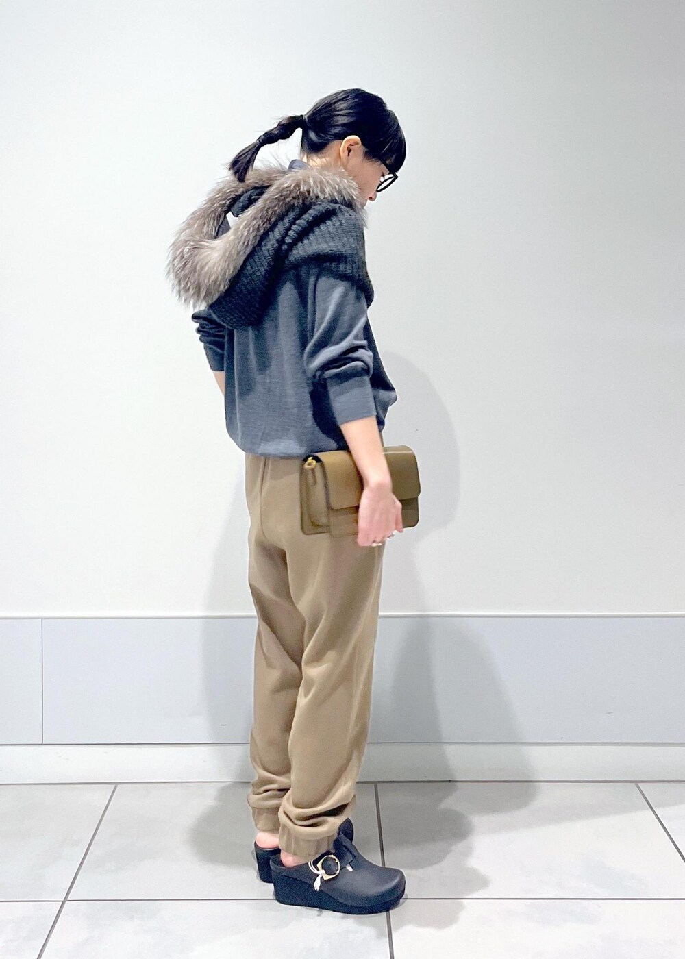 ブラウン系のショルダーバッグ、グレー系のニット/セーター、イエロー系のその他パンツを着用したレディースの秋コーディネートの4枚目の写真