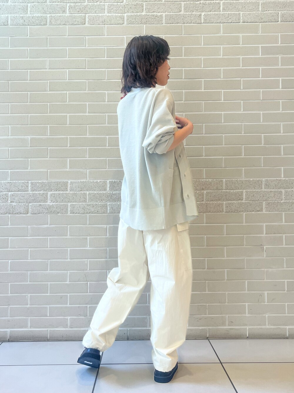 「春服デビュー宣言、春、大人カジュアル、おでかけコーデ、低身長、カーゴパンツ、グルカサンダル、SALON　adam et rope'、カーディガン、羽織り、ビスチェ」｜「SALON adam et rope'の【極上の肌ざわり】パッド付きチューブトップ-CreamyCotton /クリーミーコットン-（チューブトップ、ブルー系）」を使った、miku.さん（レディース・153cm）の春コーディネートの3枚目の写真