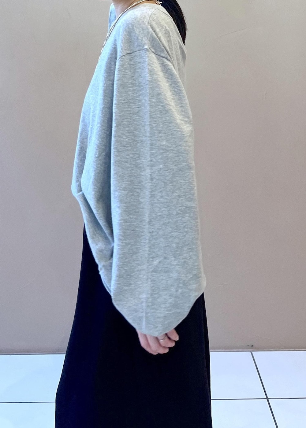 ブラック系のスカート、ブラック系のブーツ、グリーン系のストール/ショールを着用したレディースの冬コーディネートの7枚目の写真