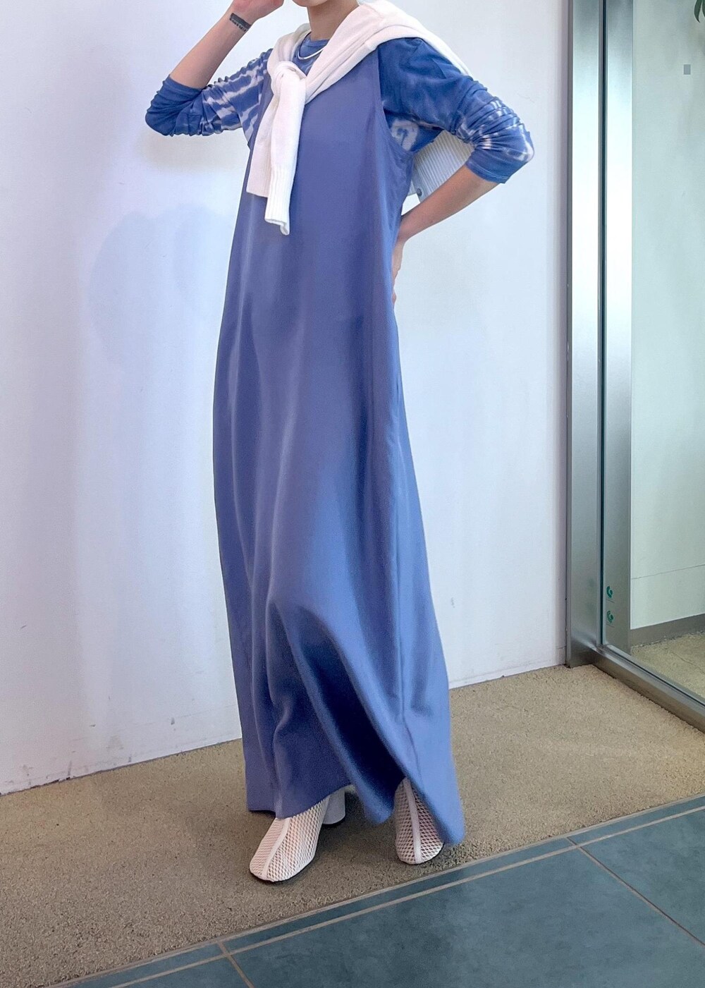 ブルー系のTシャツ/カットソー、ブルー系のワンピース、ホワイト系のカーディガン/ボレロを着用したレディースの春コーディネートの7枚目の写真