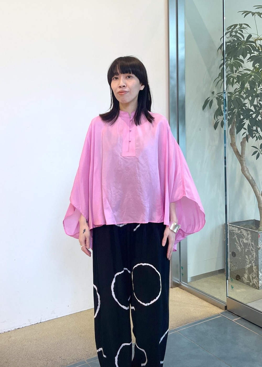 グレー系のサンダルを着用したレディースの夏コーディネートの5枚目の写真