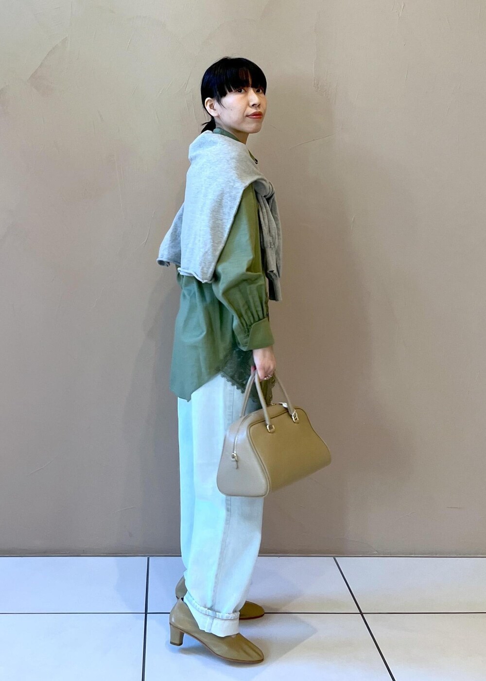 「サロンアダムエロペ、オウレンティ、AULENTTI、トゥアレグ、シルバージュエリー、ショルダー、レザー、初春コーデ、春コーデ、初夏コーデ、夏コーデ、デートコーデ、お出かけコーデ、旅行コーデ、女子会コーデ」｜「AULENTTIの【AULENTTI（オーレンティ）】DOLLAROボストンバッグ（ボストンバッグ、ベージュ系）」を使った、miku.さん（レディース・153cm）の冬コーディネートの4枚目の写真