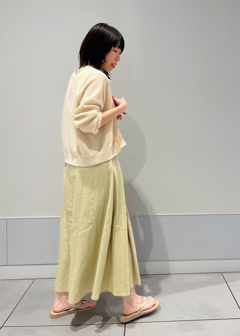 ベージュ系のサンダル、ホワイト系のカーディガン/ボレロを着用したレディースの夏コーディネートの8枚目の写真