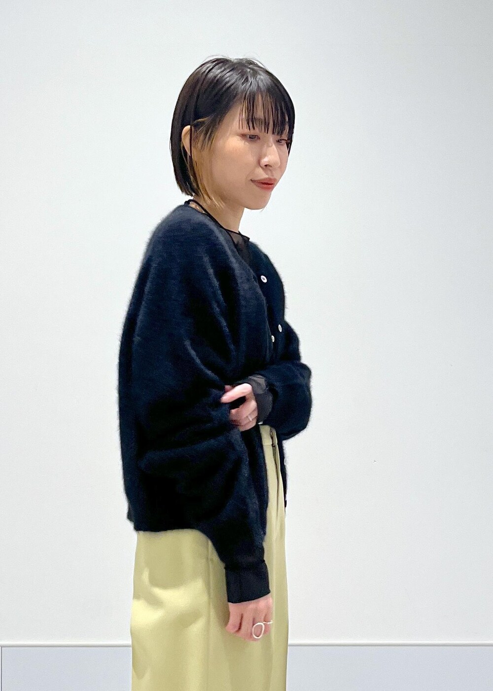 ブラック系のカーディガン/ボレロ、ホワイト系のTシャツ/カットソー、グリーン系のその他パンツを着用したレディースの秋コーディネートの5枚目の写真