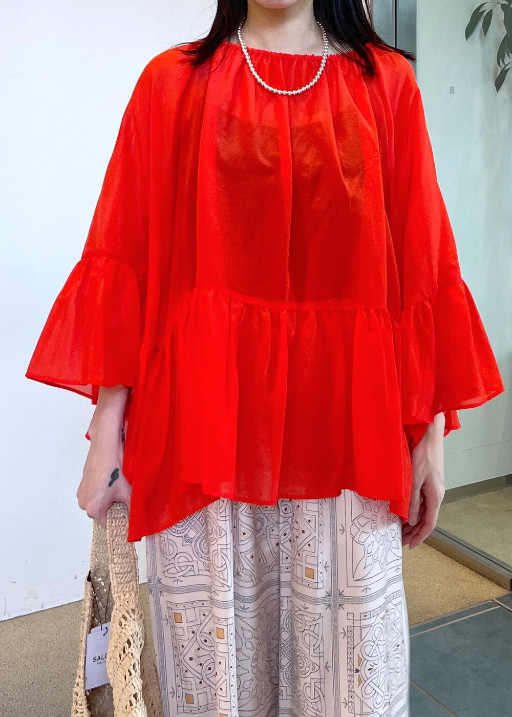 ベージュ系のサンダル、ホワイト系のかごバッグ、ベージュ系のその他パンツを着用したレディースの夏コーディネートの7枚目の写真