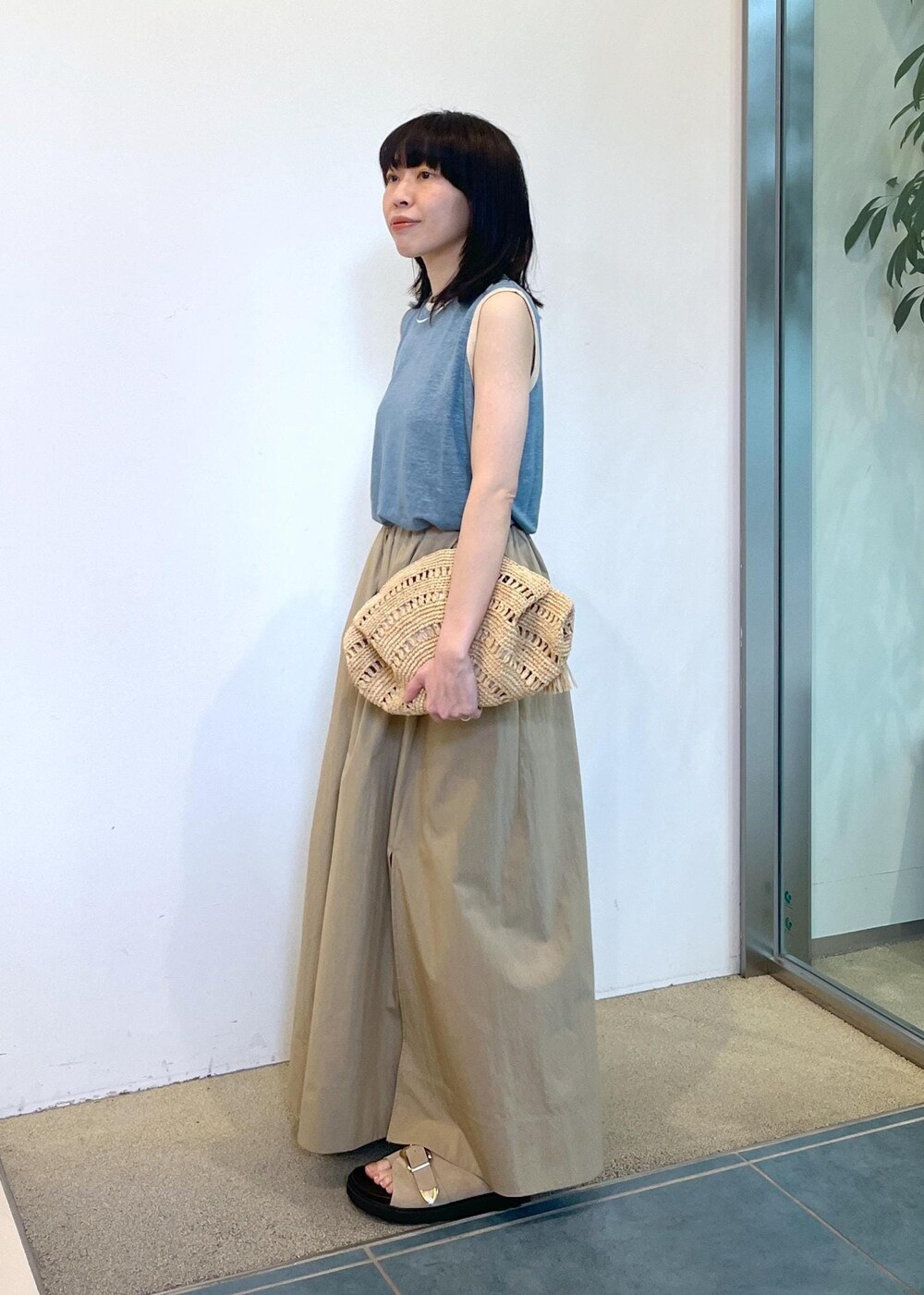 ベージュ系のサンダル、ベージュ系のスカートを着用したレディースの春コーディネートの3枚目の写真