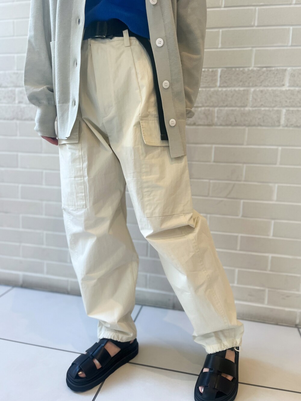 「春服デビュー宣言、春、大人カジュアル、おでかけコーデ、低身長、カーゴパンツ、グルカサンダル、SALON　adam et rope'、カーディガン、羽織り、ビスチェ」｜「SALON adam et rope'の【極上の肌ざわり】パッド付きチューブトップ-CreamyCotton /クリーミーコットン-（チューブトップ、ブルー系）」を使った、miku.さん（レディース・153cm）の春コーディネートの5枚目の写真
