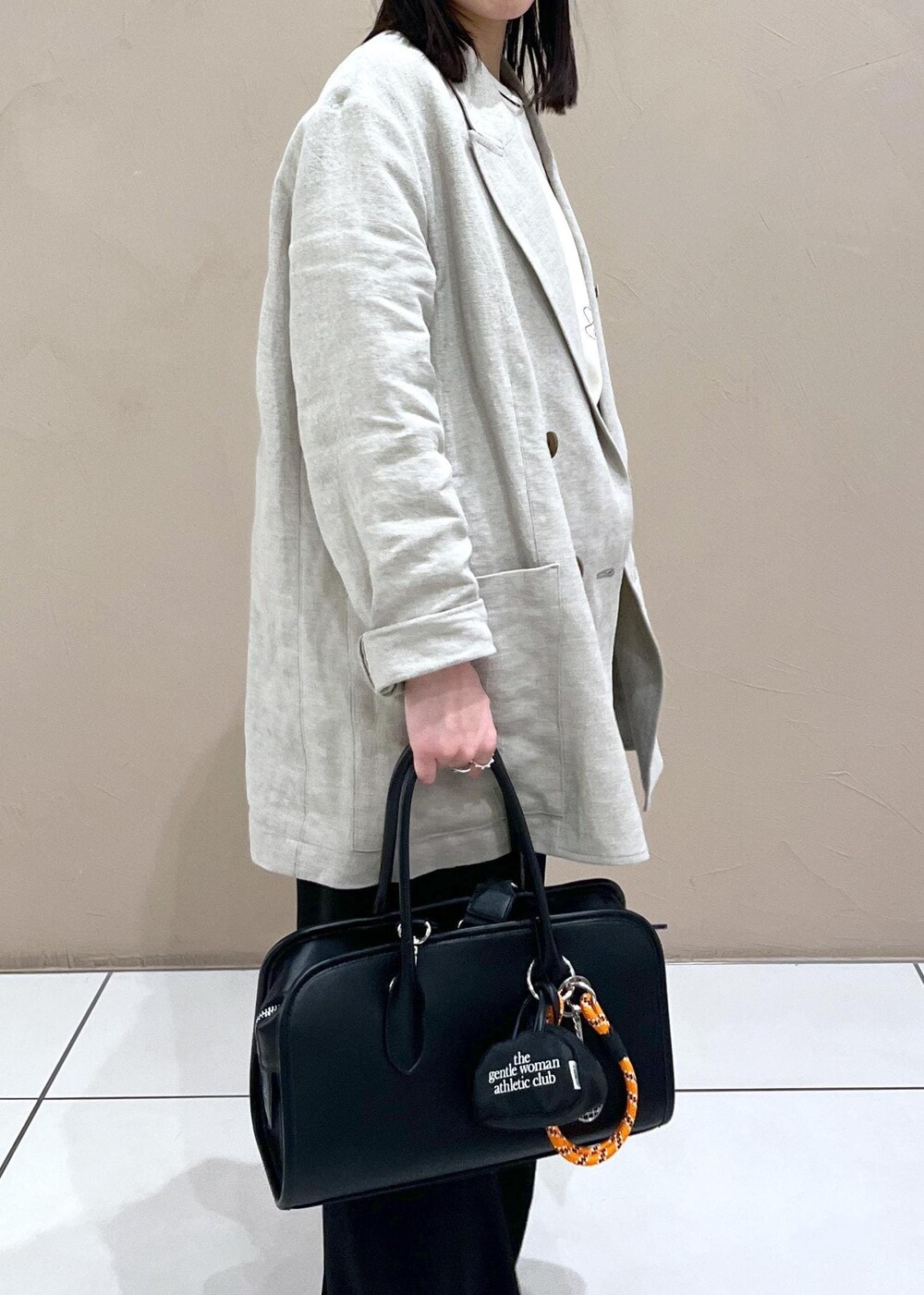 「サロンアダムエロペ、Americana、Wbag_pickup、初春コーデ、春コーデ、初夏コーデ、夏コーデ、デートコーデ、お出かけコーデ、旅行コーデ、女子会コーデ、大人カジュアル、パンツスタイル、カジュアルコーデ、シンプルコーデ」｜「SALON adam et rope'の[追加]イージーリラックスストレートパンツ2/スラックス【接触冷感・UVケア・洗える】（その他パンツ、ブラック系）」を使った、miku.さん（レディース・153cm）の冬コーディネートの6枚目の写真