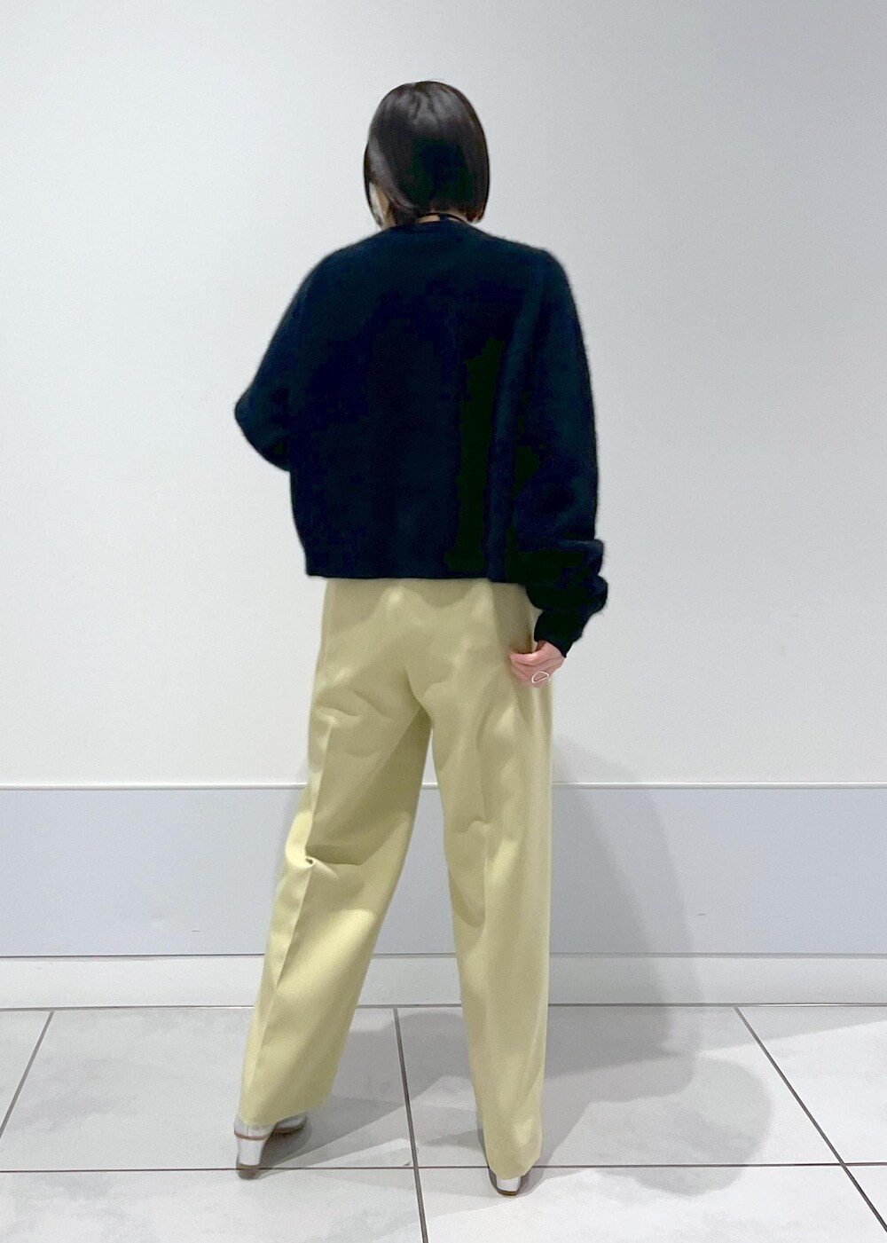 ブラック系のカーディガン/ボレロ、ホワイト系のTシャツ/カットソー、グリーン系のその他パンツを着用したレディースの秋コーディネートの4枚目の写真