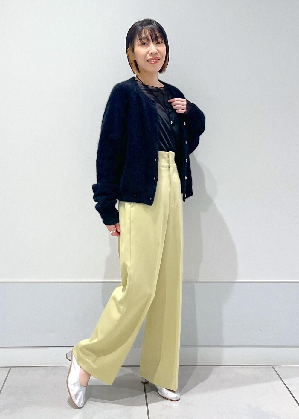 ブラック系のカーディガン/ボレロ、ホワイト系のTシャツ/カットソー、グリーン系のその他パンツを着用したレディースの秋コーディネートの3枚目の写真