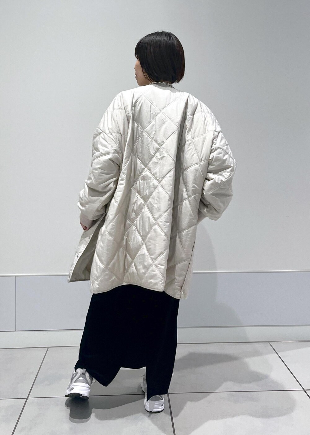 ブラック系のスカート、グレー系のブルゾン、ブラック系のTシャツ/カットソーを着用したレディースの秋コーディネートの4枚目の写真