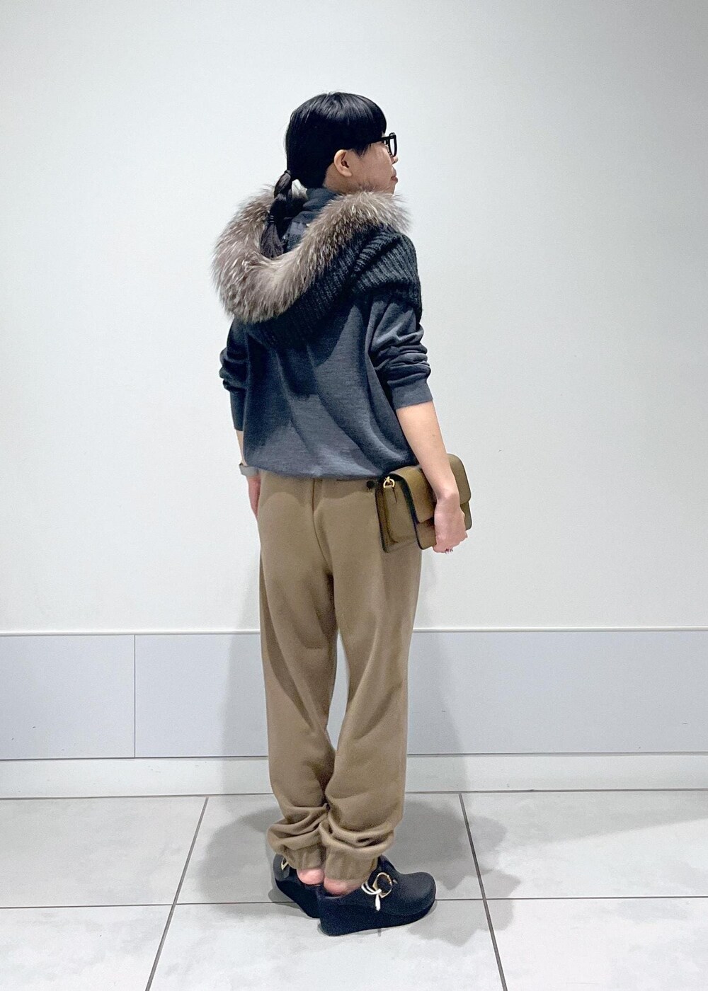 ブラウン系のショルダーバッグ、グレー系のニット/セーター、イエロー系のその他パンツを着用したレディースの秋コーディネートの3枚目の写真