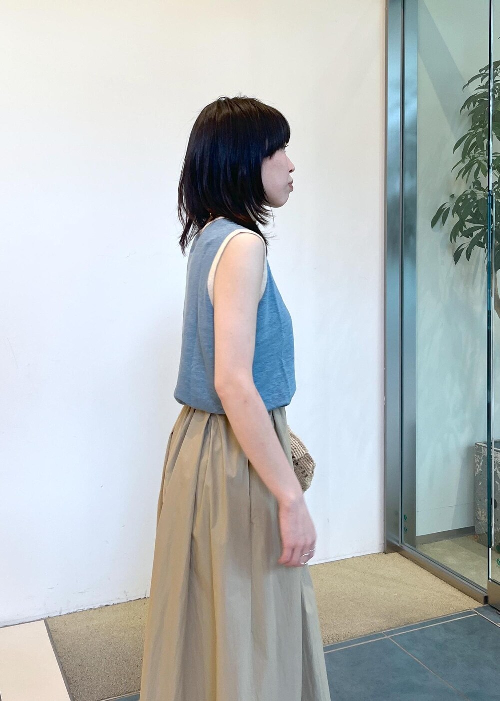 ベージュ系のサンダル、ベージュ系のスカートを着用したレディースの春コーディネートの6枚目の写真