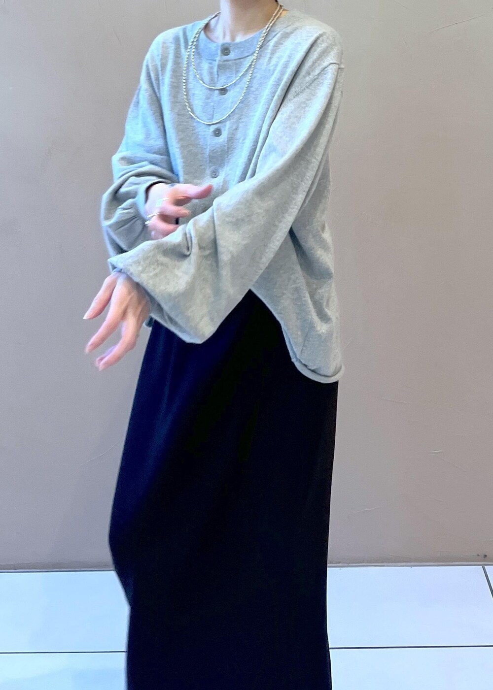 ブラック系のスカート、ブラック系のブーツ、グリーン系のストール/ショールを着用したレディースの冬コーディネートの8枚目の写真