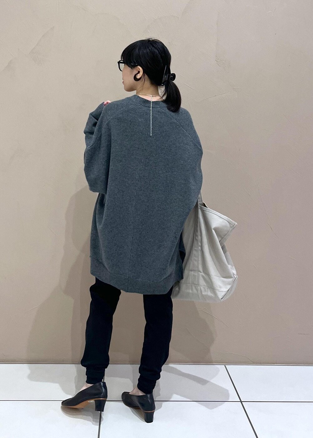 ブラック系のその他パンツを着用したレディースの夏コーディネートの3枚目の写真