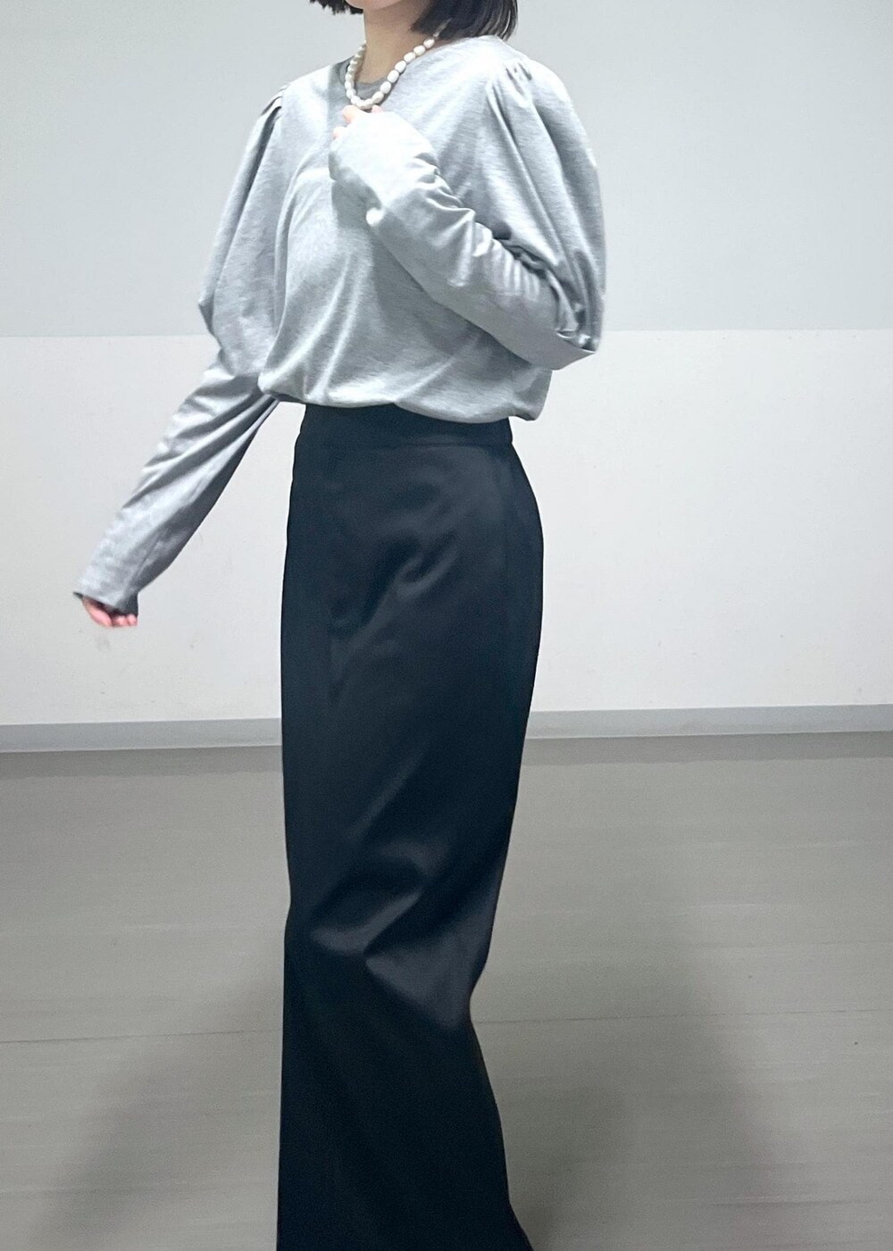 ブラック系のスカート、グレー系のTシャツ/カットソーを着用したレディースの春コーディネートの5枚目の写真