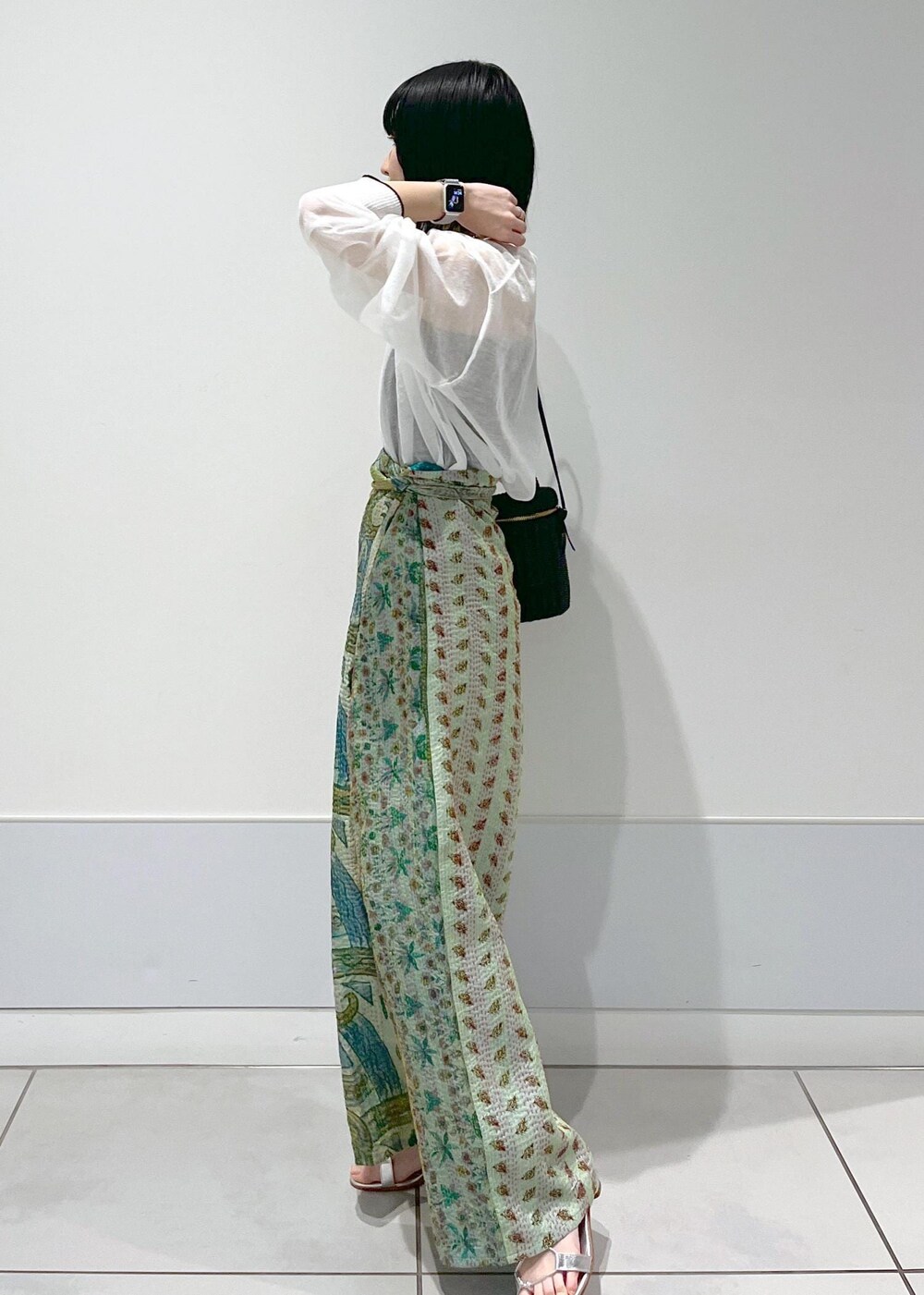 ホワイト系のTシャツ/カットソー、ブラック系のショルダーバッグ、シルバー系のサンダルを着用したレディースの春コーディネートの4枚目の写真