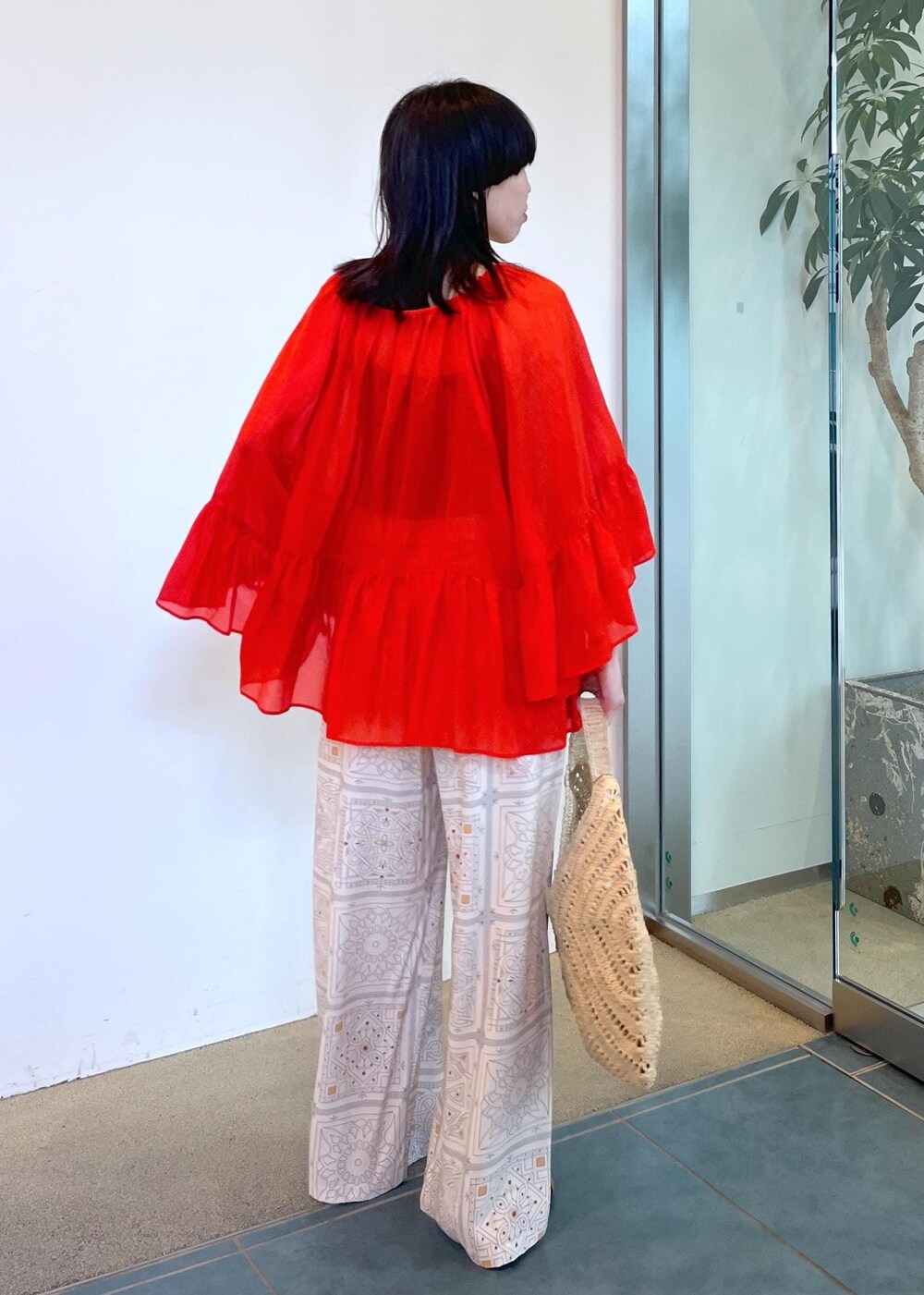 ベージュ系のサンダル、ホワイト系のかごバッグ、ベージュ系のその他パンツを着用したレディースの夏コーディネートの2枚目の写真