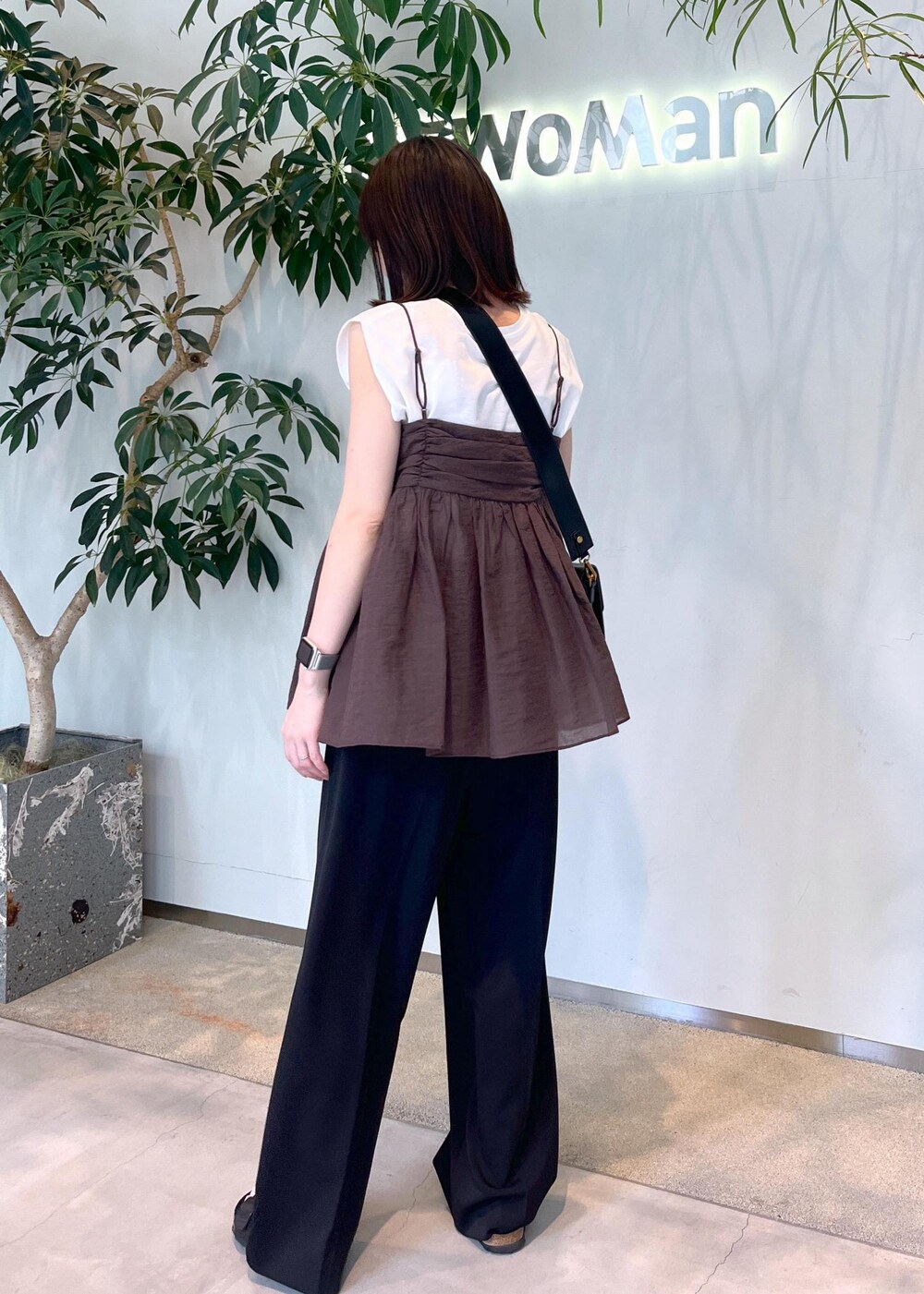 ホワイト系のTシャツ/カットソー、ブラウン系のキャミソール、ブラック系のショルダーバッグを着用したレディースの夏コーディネートの4枚目の写真