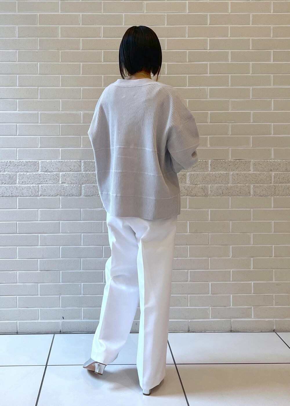 ブラック系のTシャツ/カットソー、ホワイト系のその他パンツ、グレー系のカーディガン/ボレロを着用したレディースの秋コーディネートの5枚目の写真