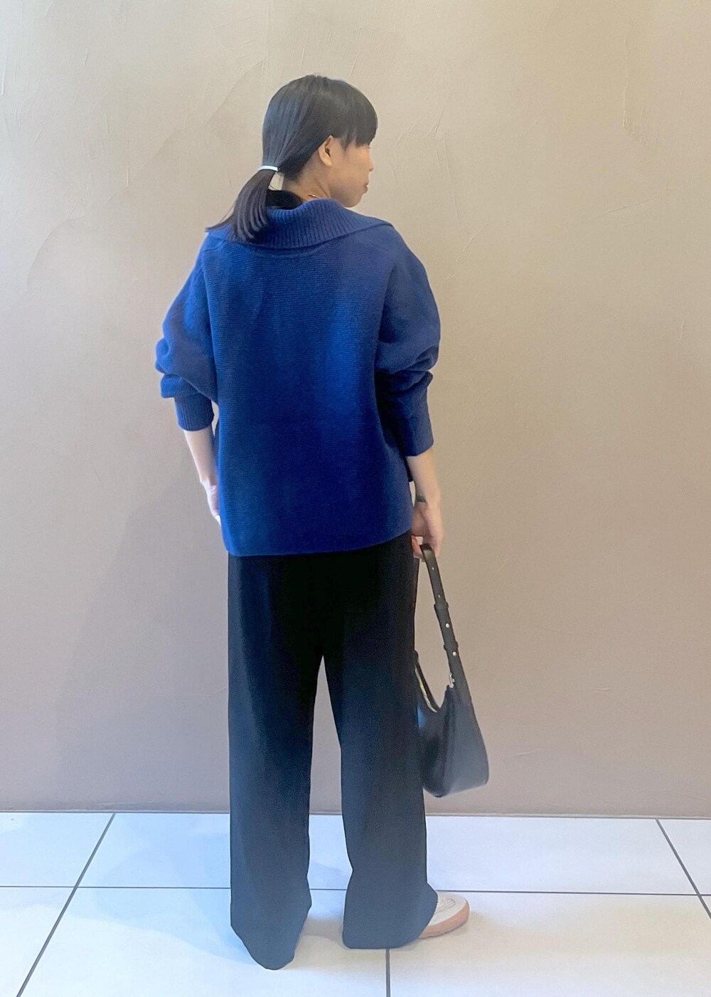 ホワイト系のスニーカー、ブルー系のカーディガン/ボレロ、ブラック系のその他パンツを着用したレディースの秋コーディネートの6枚目の写真